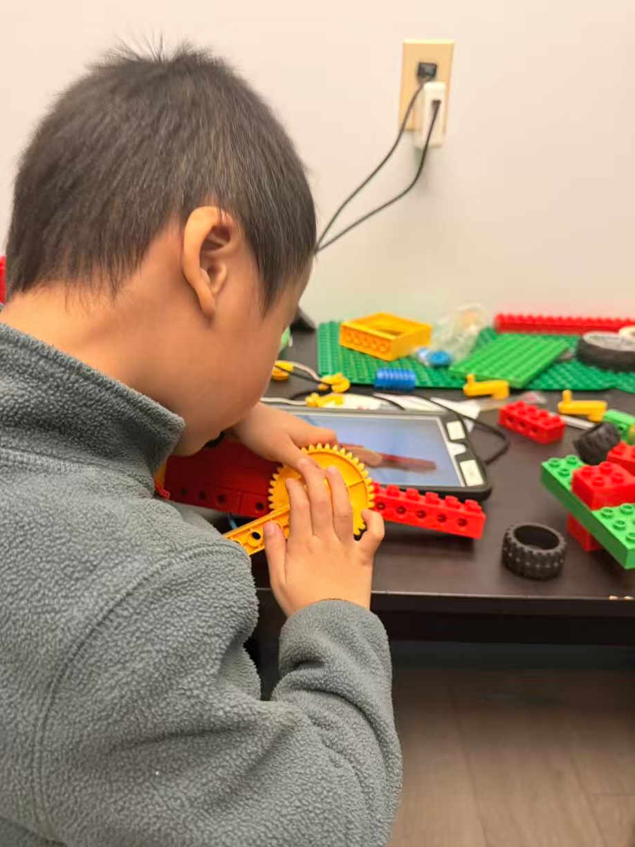 Students building a robot together in class